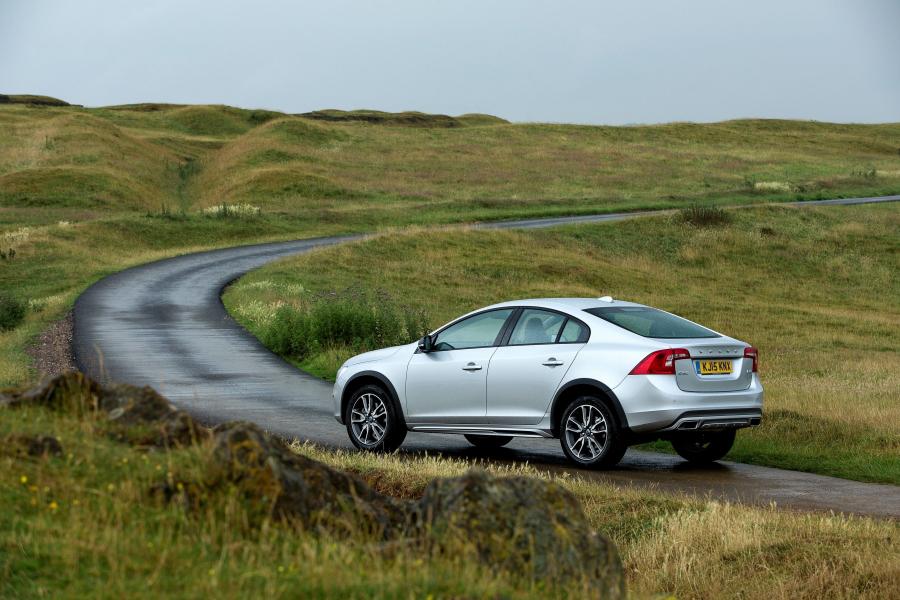  Volvo S60 Cross Country 2015 года  (UK) (фото 13 из 23)
